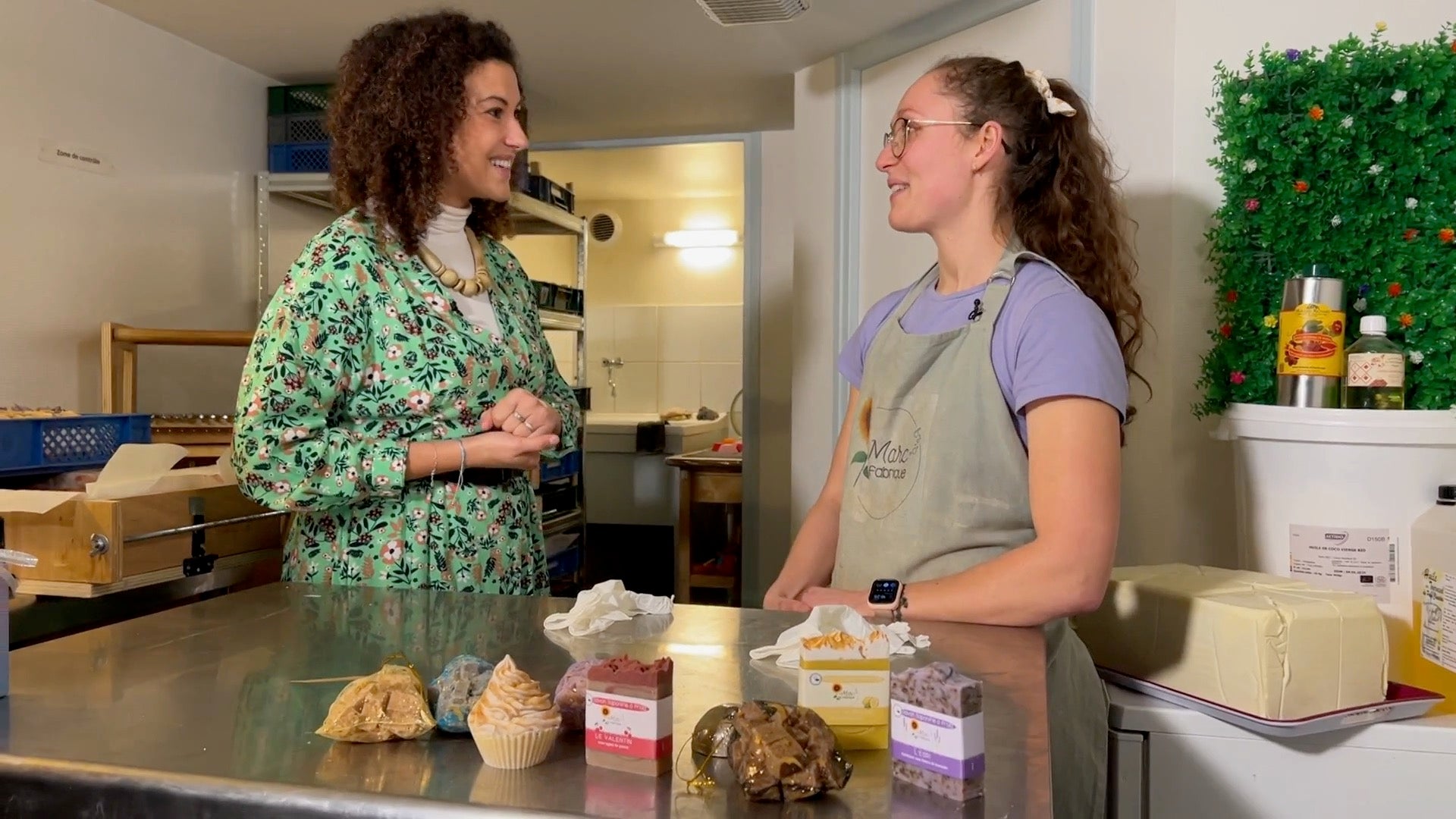 Charger la vidéo : La Savonnerie passe à la tv ! Merci à Fabienne et son équipe pour m&#39;avoir permis de faire découvrir mon métier dans leur émission &quot;ça se passe ici&quot; sur France 3 Bourgogne le 21 décembre 2023.